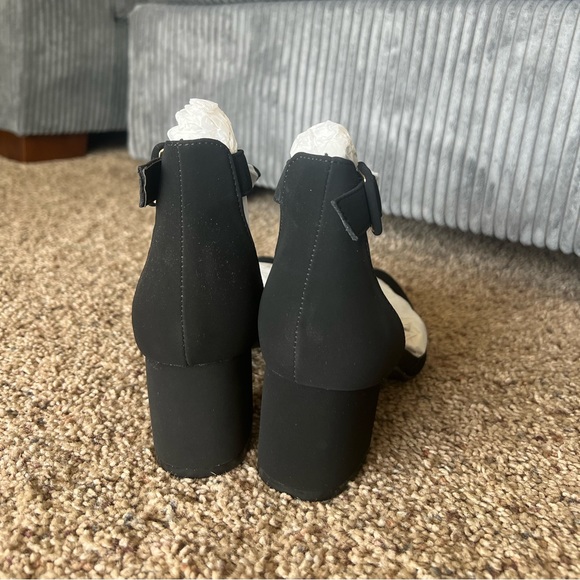 Women’s Pumps - Picture 3 of 5